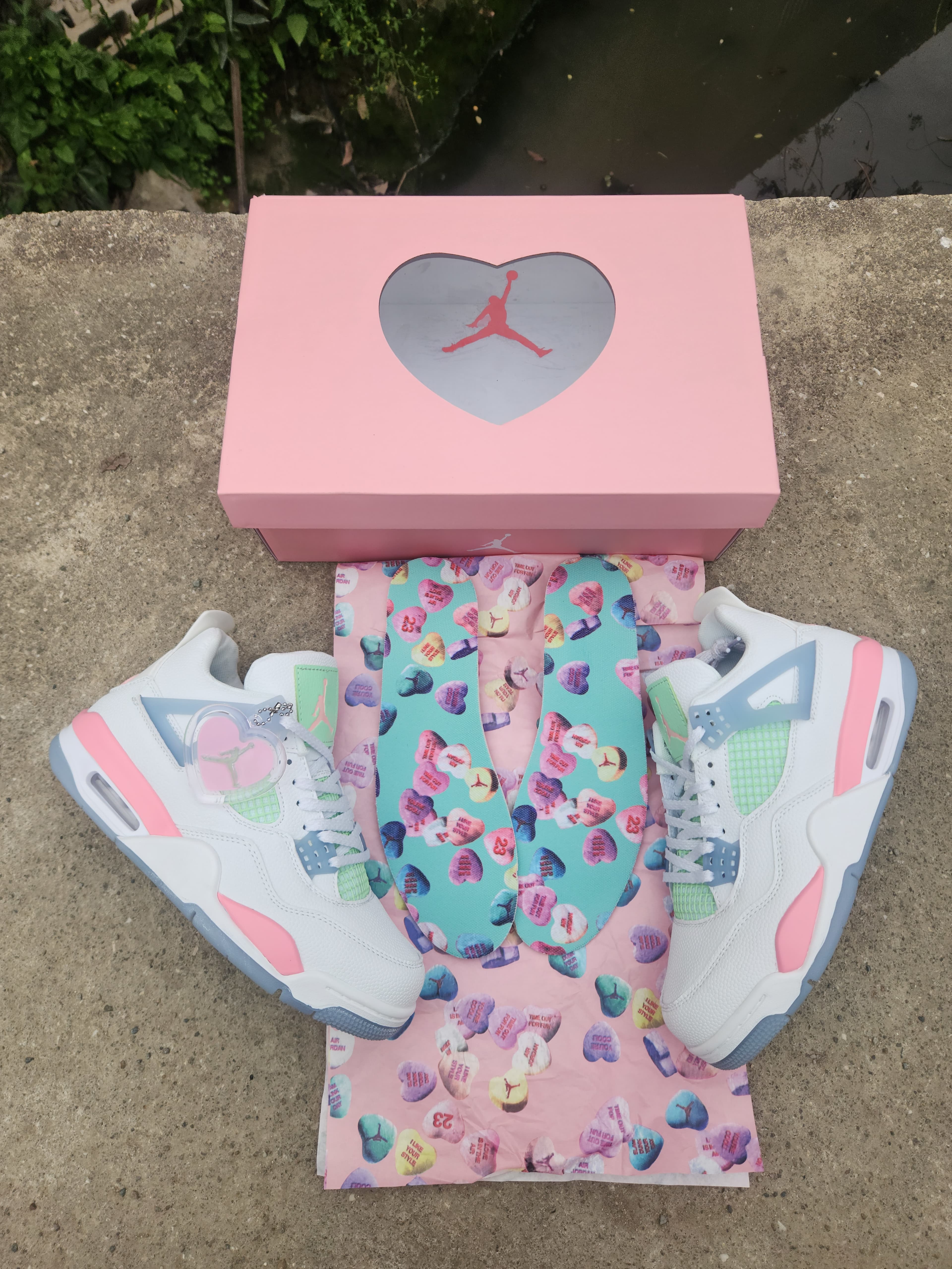 Air Jordan 4valentine-s-day2