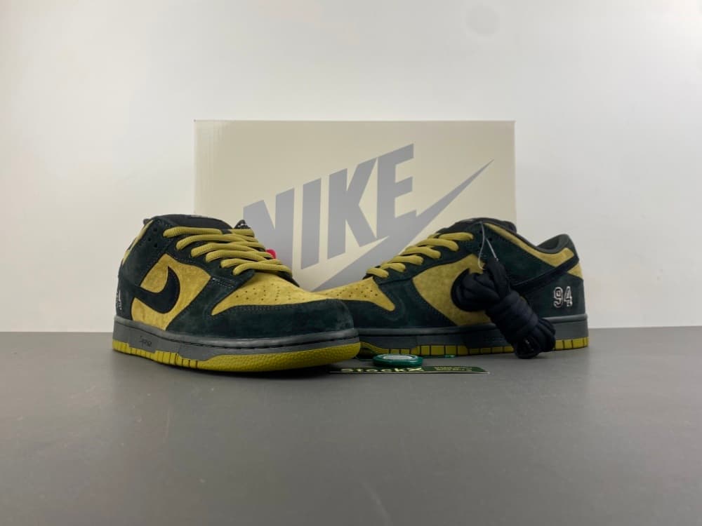 Supreme x Nike SB Dunk Low “Camper Green”