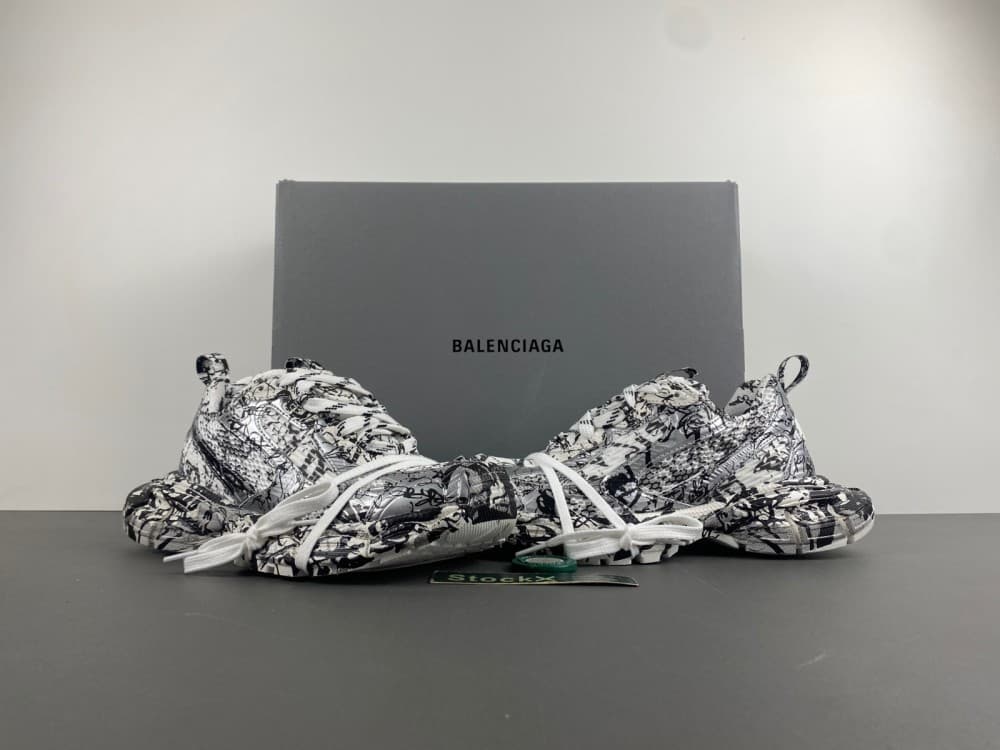 Version 8! Balenciaga's brand-new ten IAGA -PHANTOM SNEAKER in worn-out, black and white graffiti paint