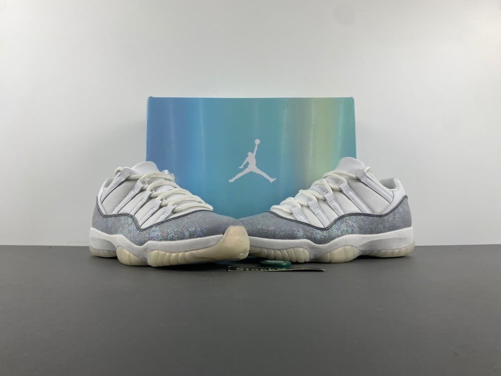 Air Jordan 11low-top