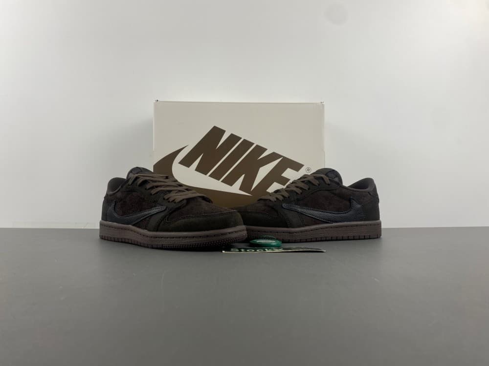 Jordan 1 OG 1 Low “Dark Mocha Black/Velvet Brown”.