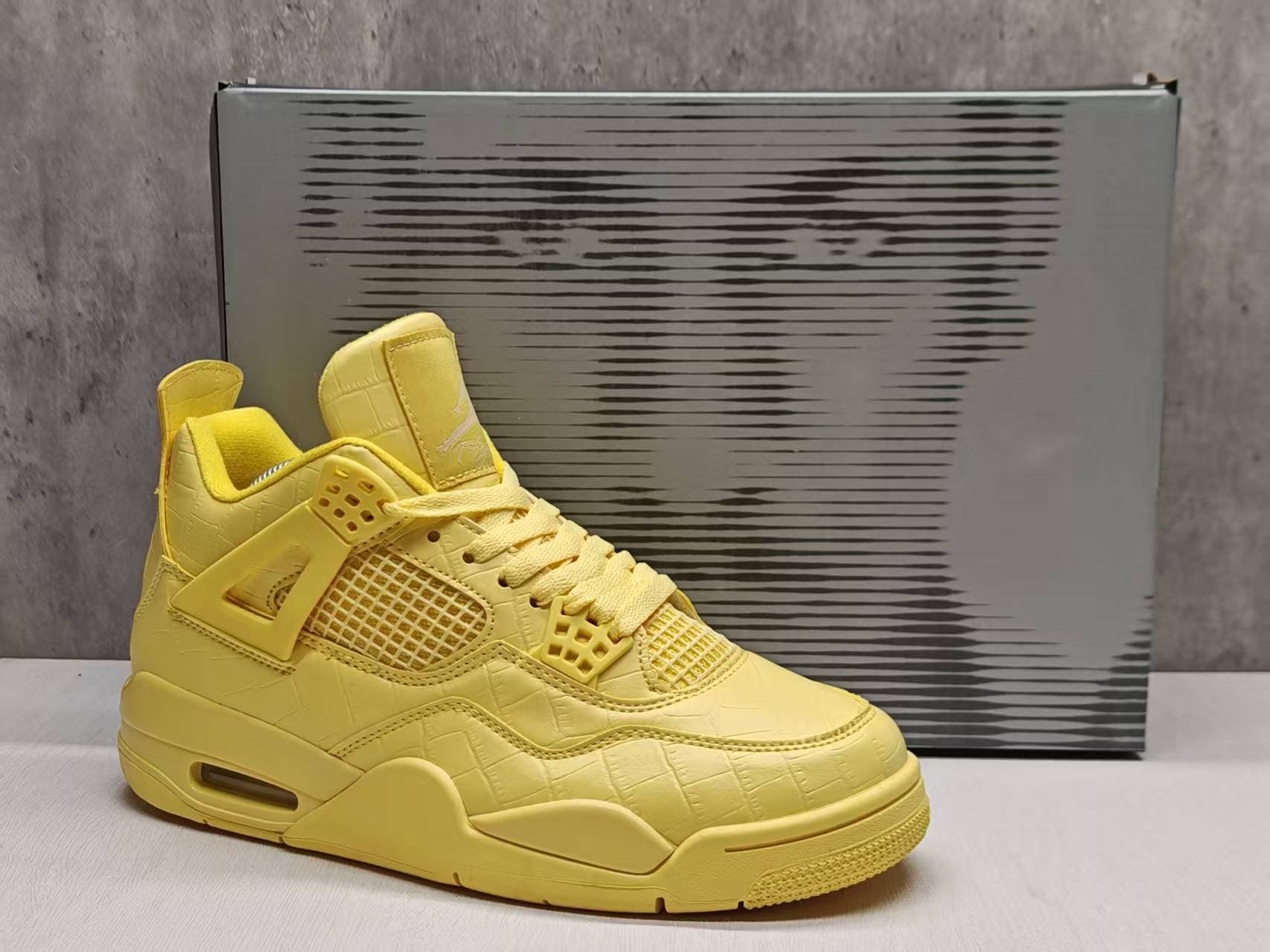 Air Jordan 4 Lemonade Creamy Yellow.