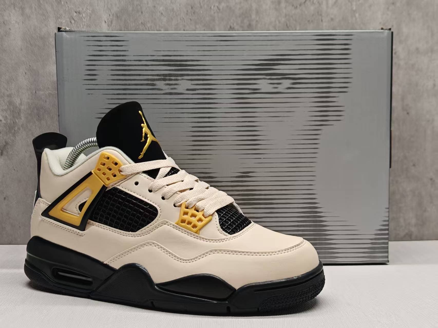Air Jordan 4 Retro White/Black/Gold.