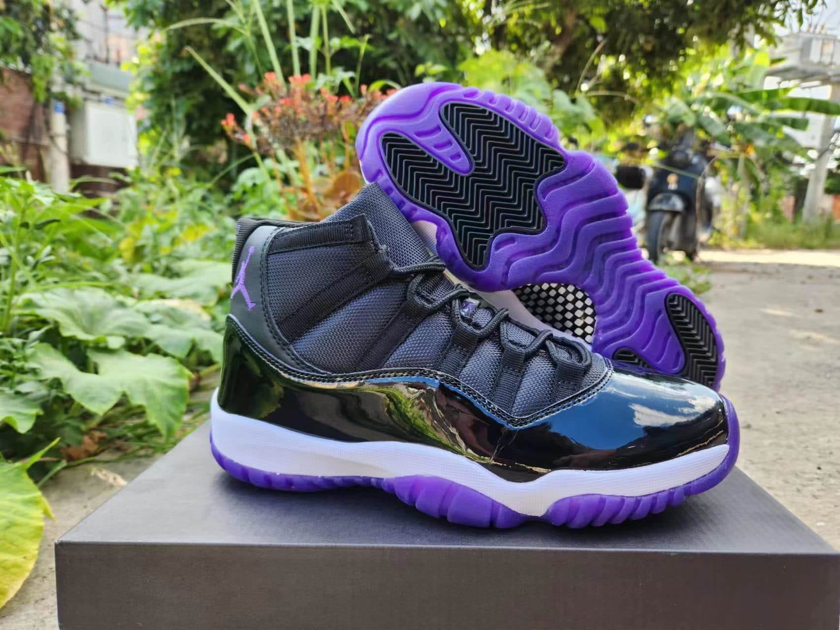 Air Jordan 11 Black/Purple.